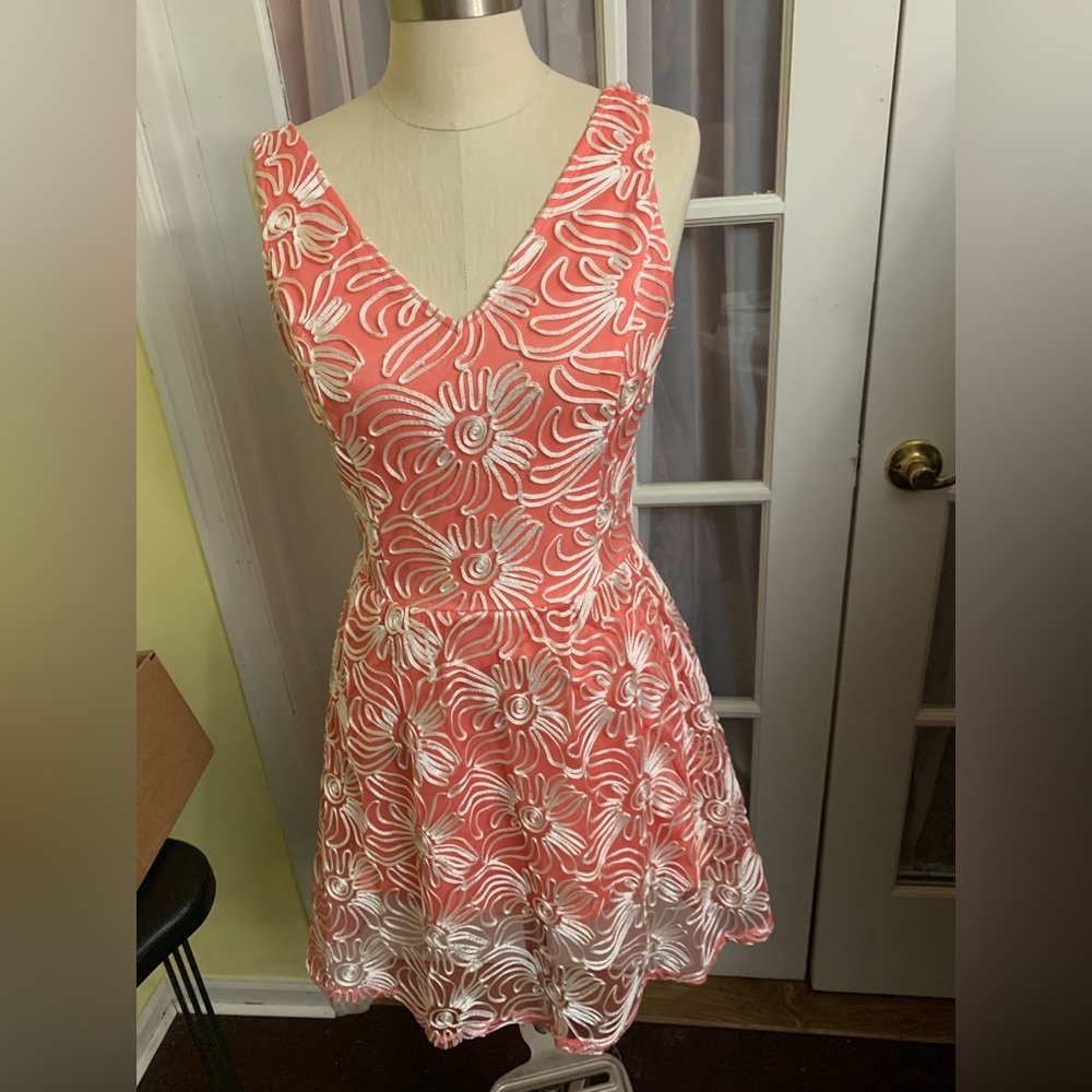 DRESS BY BUTTONS